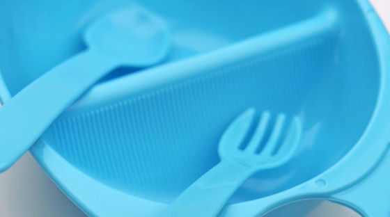 Πλαστικό επάνω κύπελλο μωρών 3 μηνών με το δίκρανο κουταλιών